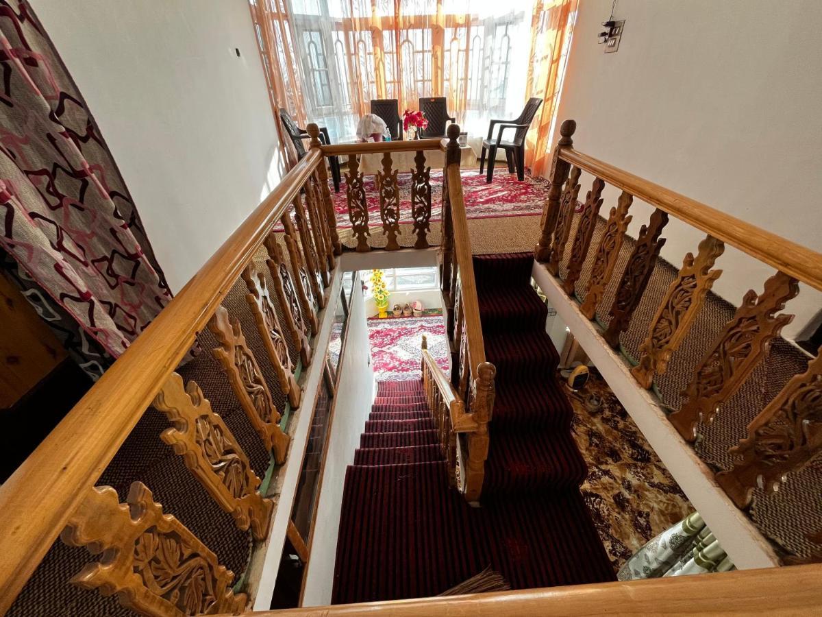 Everest Guest House Gulmarg Exterior photo