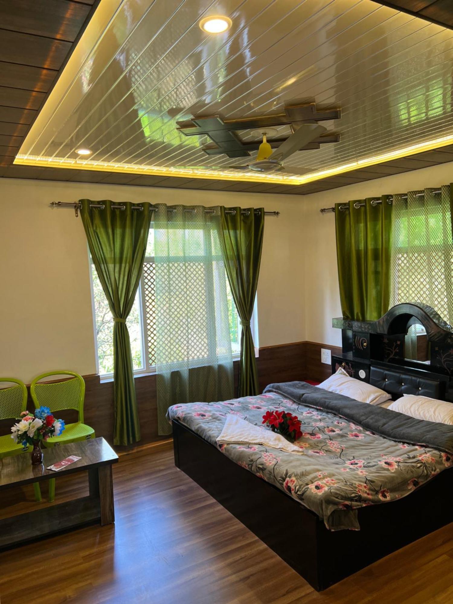 Everest Guest House Gulmarg Exterior photo